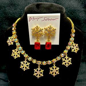 BETSEY JOHNSON SPARKLY STATEMENT SNOWFLAKES NECKLACE & EARRINGS SET❄️❤️